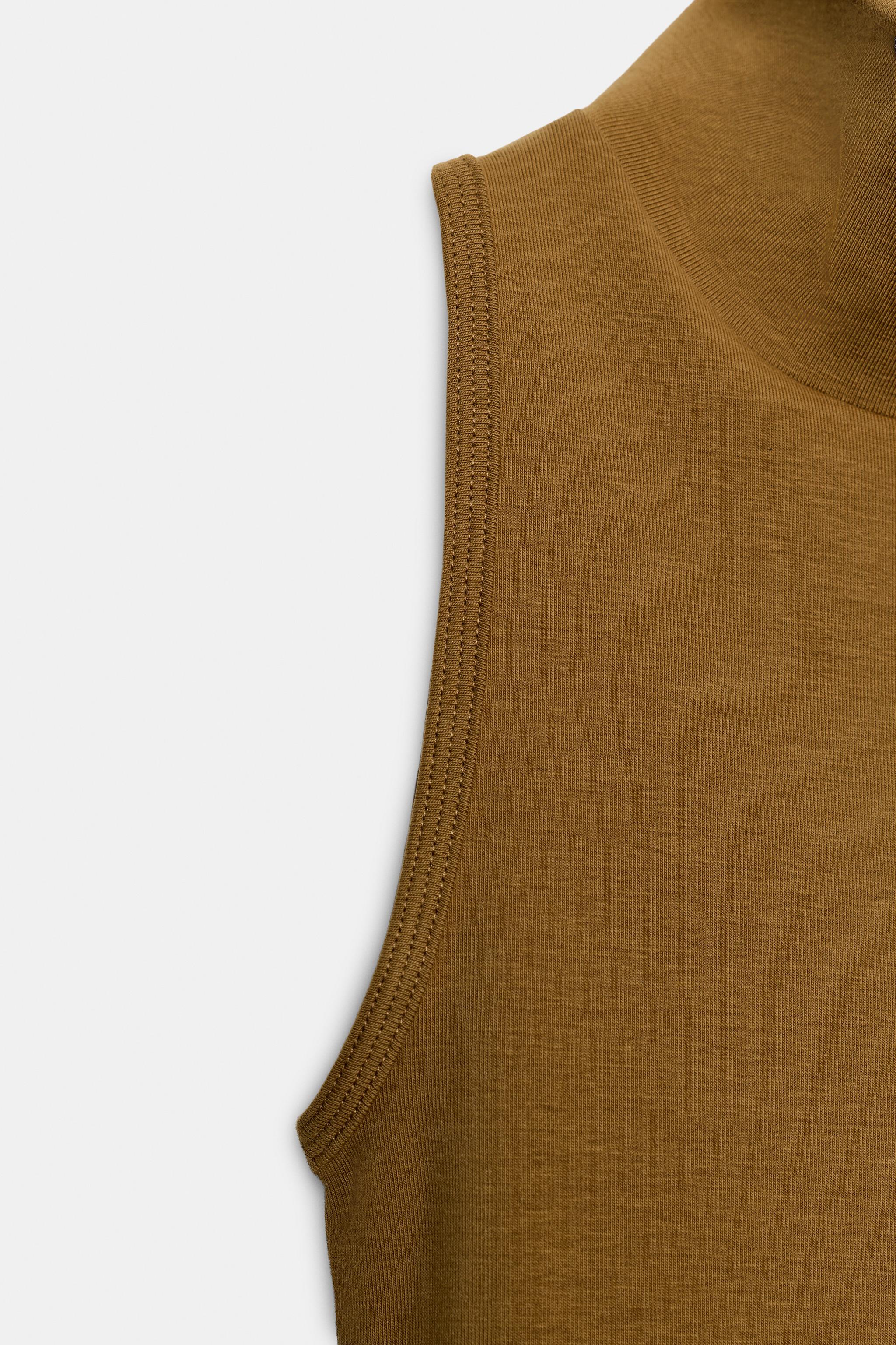 HIGH COLLAR SLEEVELESS TOP